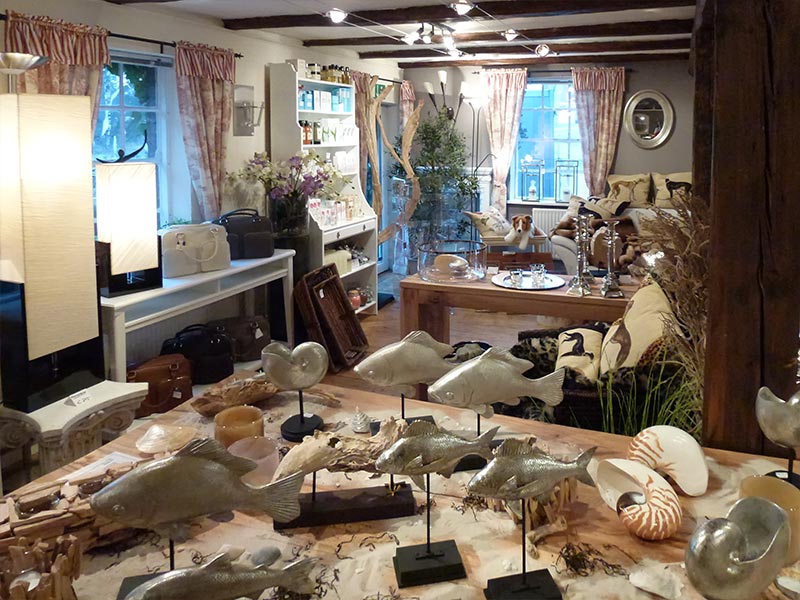 Maritime Deko und Fischfiguren im Showroom