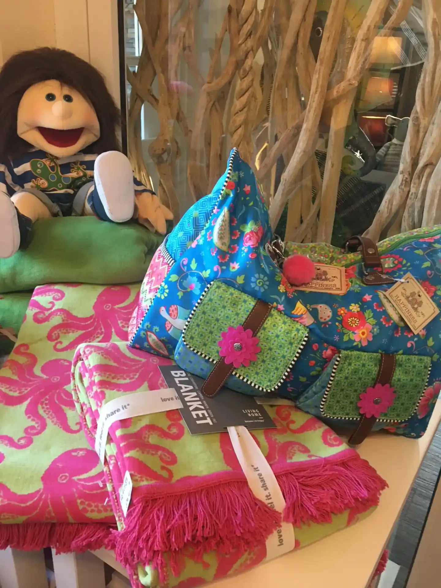 Bunte Strandtaschen, Decken und Handpuppe im Lifestyle-Bereich