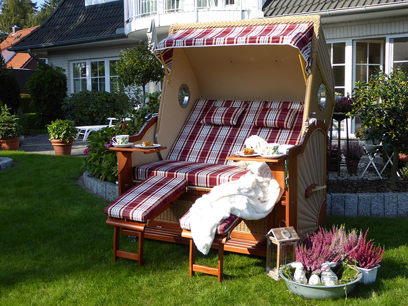 Roter karierter XXL Strandkorb im Garten