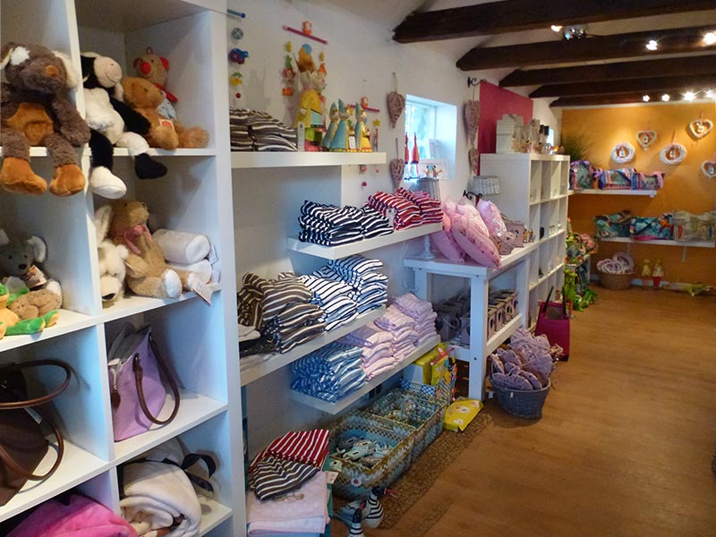Kindershop mit Streifenshirts und Teddys