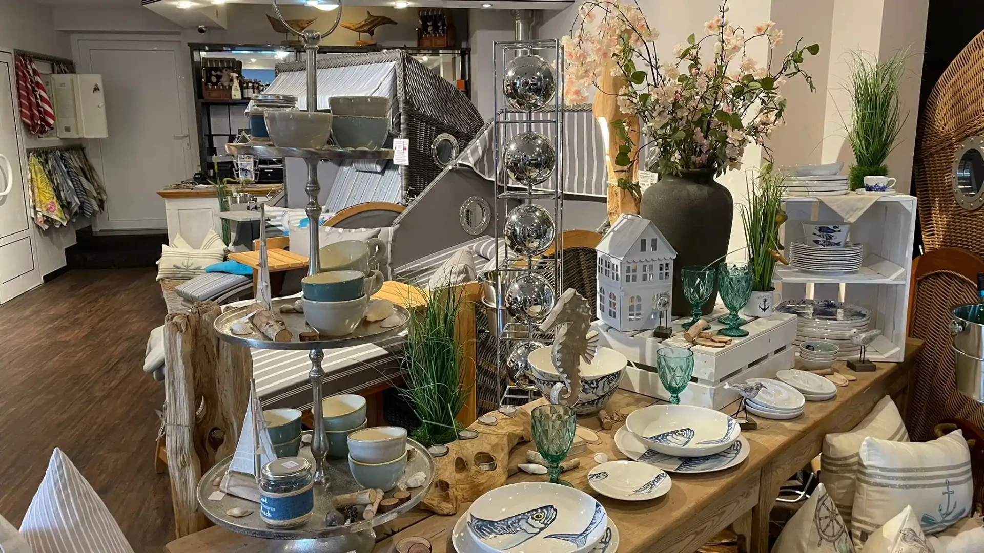 Maritime Tischdeko mit Etagere, Fischtellern und Windlichtern in der Ausstellung