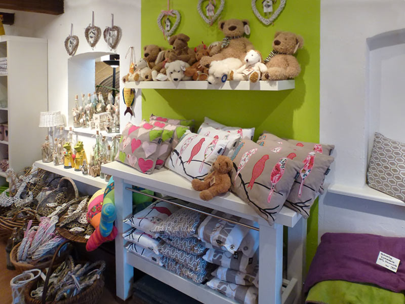 Kinderecke mit Teddys und Kissen